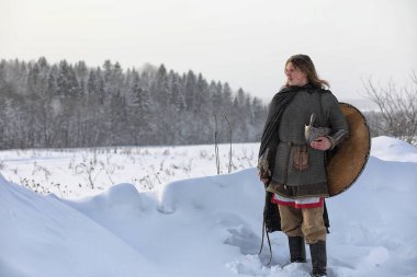 Defender'ı posta zırh genç savaşçı