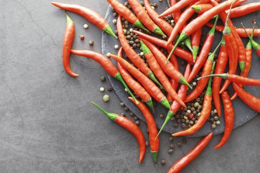 Acı kırmızı biber. Siyah üzerine Şili biberi.