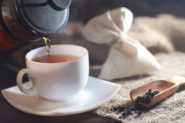 Bir hizmet tabloda çay demlendi