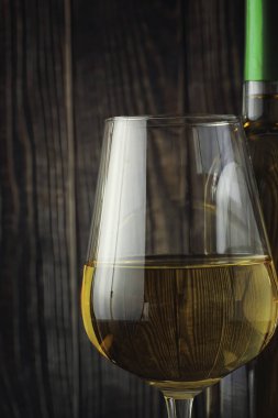 Masada şeffaf beyaz şarap şişesi var. Beyaz şarap!