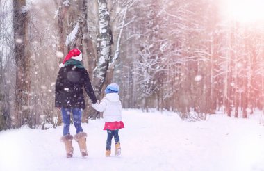 Bir kış masal, genç bir anne ve kızı bir kızak sürmek