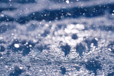 Kışın buz doku. Bir sokağa donmuş su parçaları 