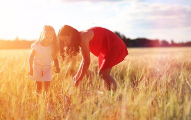 Bir buğday alan genç kız. Yaz peyzaj ve bir kız bir na üzerinde