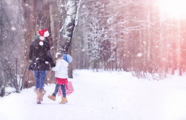 Bir kış masal, genç bir anne ve kızı bir kızak sürmek