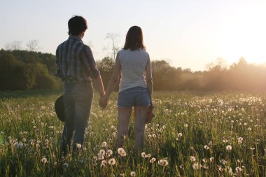 Hoş bir çift tarafından kırsal bir yolda