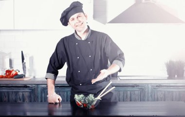 Adam yemek hazırlanıyor gıda sebze mutfak at