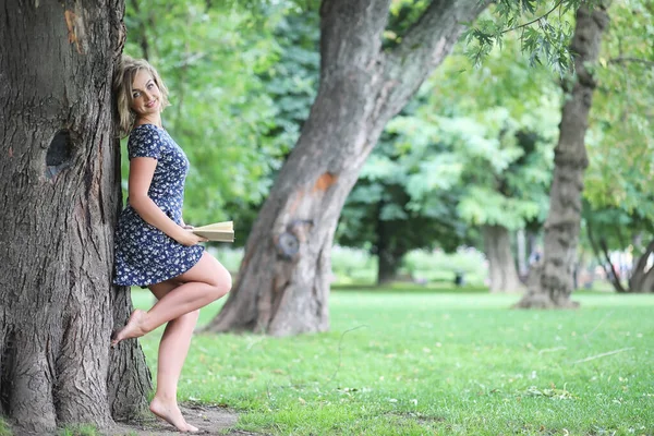 Yaz parkta güzel bir kız