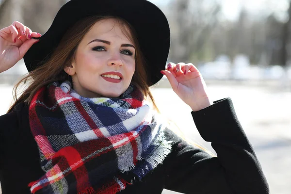 Fille sur une promenade par temps ensoleillé — Photo