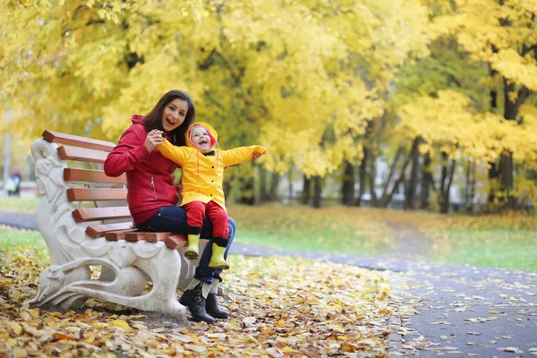 Un enfant en imperméable pour une promenade à l'extérieur — Photo