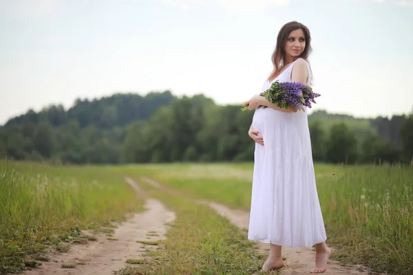 Yaz Aylarında Bir Yürüyüşe Doğada Hamile Kadın — Stok fotoğraf