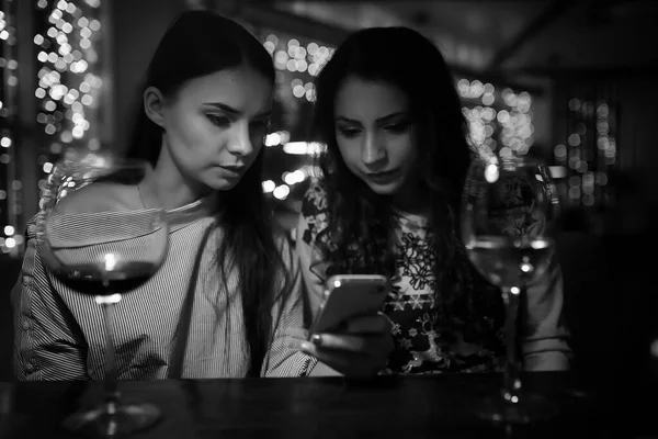 La ragazza di sera in un caffè — Foto Stock