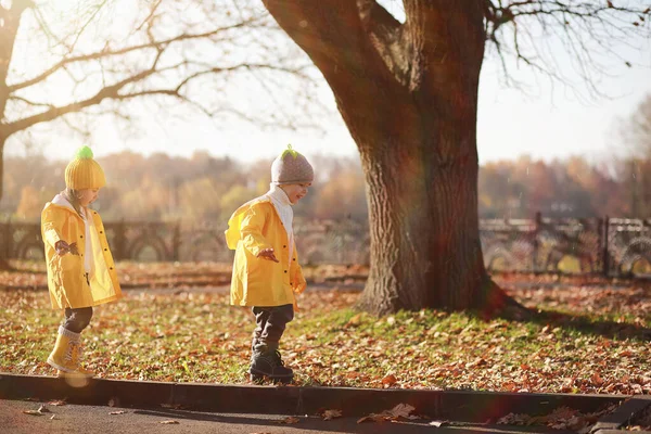 Les enfants marchent dans le parc d'automne — Photo