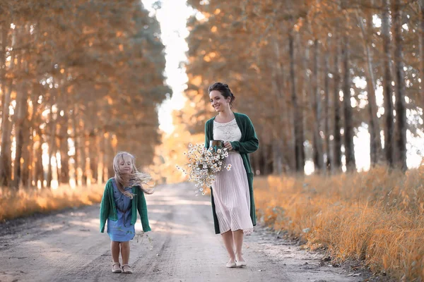 Madre con figlia camminando su una strada — Foto Stock