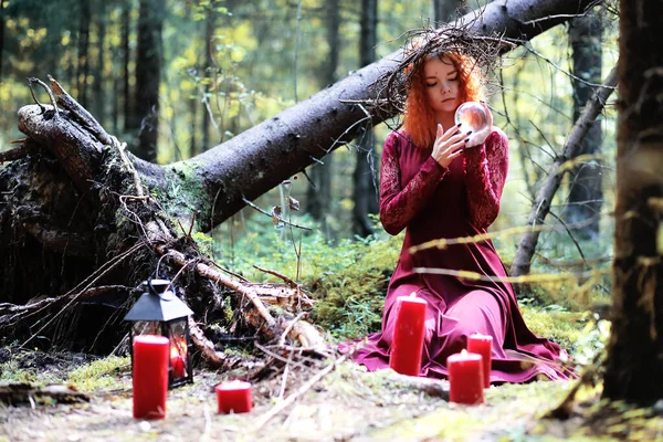 A bruxa ruiva tem um ritual com uma bola de cristal. — Fotografia de Stock