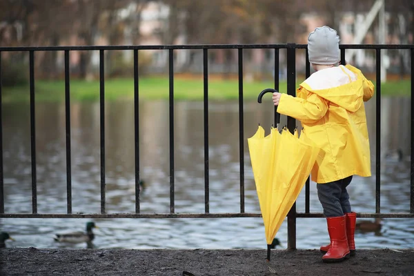 Gyermekek járni az őszi Park — Stock Fotó