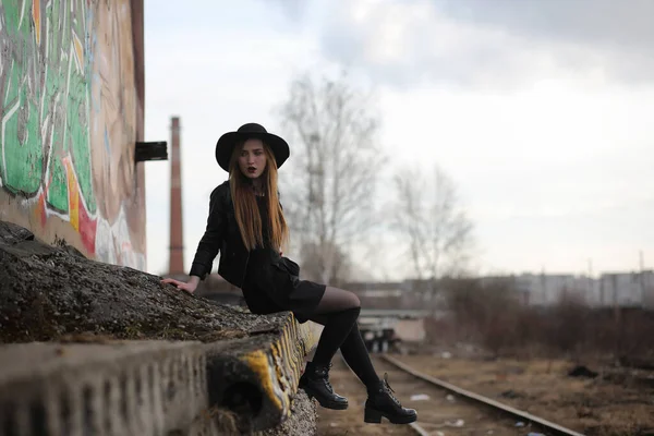 Şehrin içinde bir deri yelek sokak aşağı bir kız yürüyor bir 