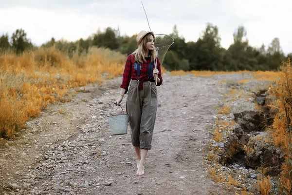 Chica en otoño con una caña de pescar — Foto de Stock