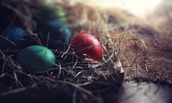 Huevos pintados de Pascua en arpillera —  Fotos de Stock