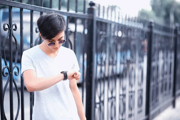 Asiático moda hombre al aire libre en la ciudad —  Fotos de Stock