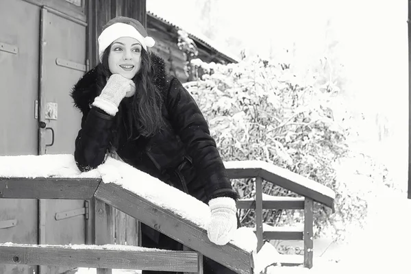 Красивая девушка в зимний снежный монохромный — стоковое фото
