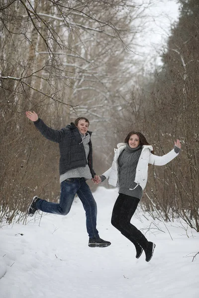 Par älskande på ett datum vinter eftermiddag i en snow blizzard — Stockfoto