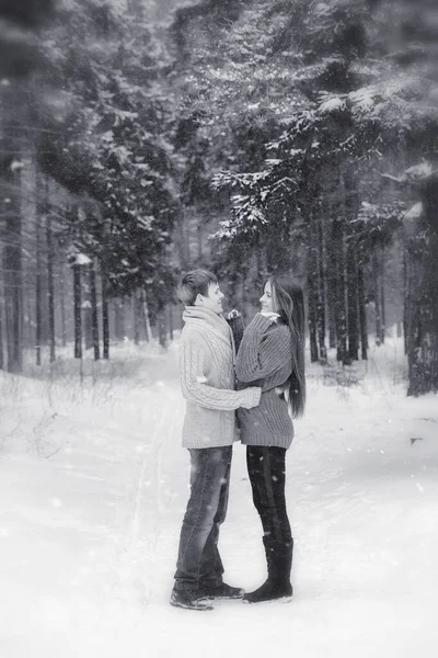 Um casal amoroso numa caminhada de inverno. Homem e mulher em um encontro no — Fotografia de Stock