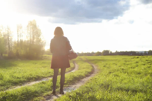 Parkta bir yürüyüş üzerinde şapkalı bir kız. Bir kızla bir sepet yürüyüş