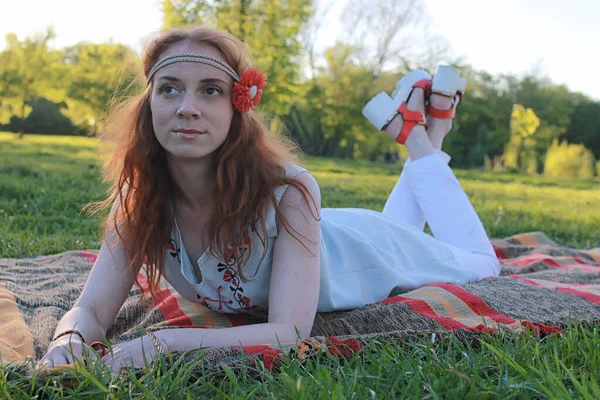 Bir sonbahar Parkta yürümek bir kız. Kızıl saçlı genç kız