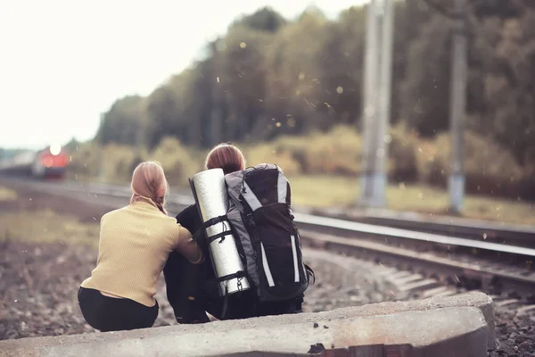 Bir sırt çantası ile yürüyerek seyahat — Stok fotoğraf