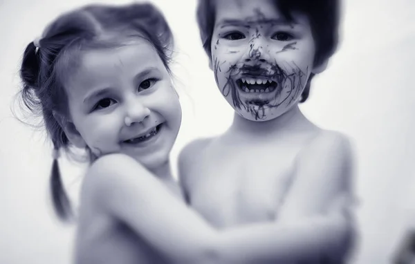 Un bambino si è dipinto il viso con una penna — Foto Stock