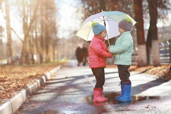 Dzieci chodzą na jesieni Park — Zdjęcie stockowe