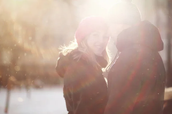 Unga par gå genom vintern — Stockfoto