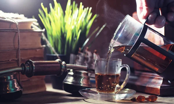 Cervejando chá em uma mesa de madeira — Fotografia de Stock