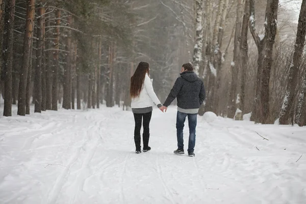 Coppia di innamorati in un appuntamento pomeriggio d'inverno in una bufera di neve — Foto Stock
