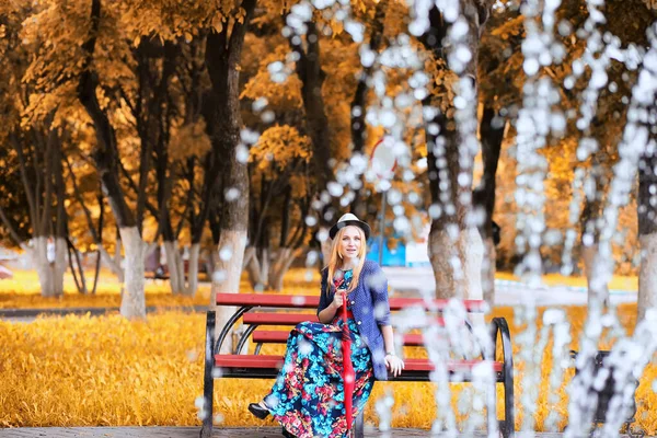Flicka på gatan med ett paraply — Stockfoto