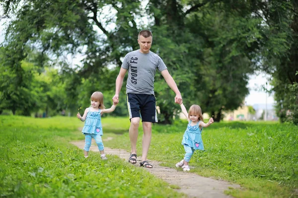 Vater Mit Zwei Töchtern Zwillinge Für Einen Spaziergang Park — Stockfoto