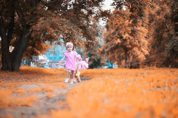 Дві Дівчини Близнюки Прогулянці Парку — стокове фото