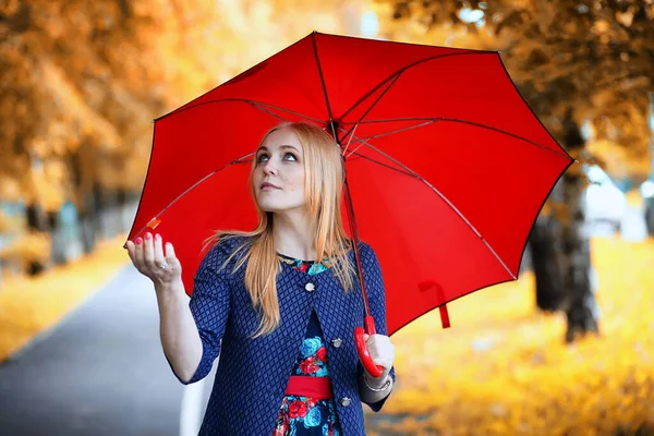 Mädchen auf der Straße mit einem Regenschirm — Stockfoto