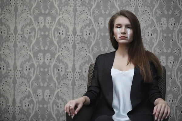 Schönes Mädchen mit Tränen in den Augen. junges Mädchen mit bemalten T — Stockfoto