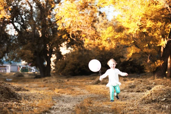 I bambini piccoli camminano in un parco — Foto Stock