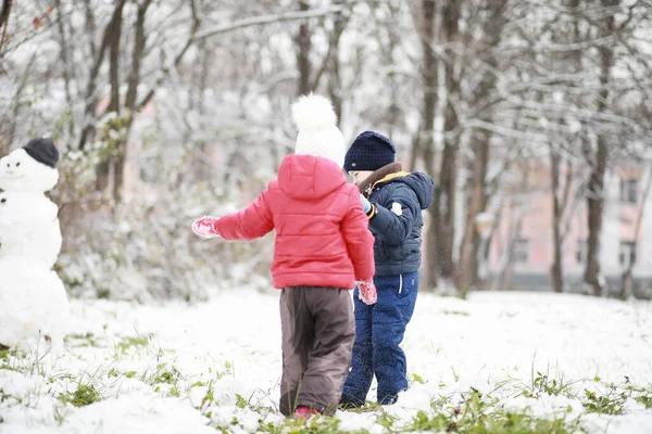 Simpatici Bambini Abiti Caldi Che Giocano Nel Parco Invernale — Foto Stock