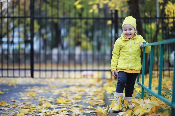 Barn gå i höst Park — Stockfoto