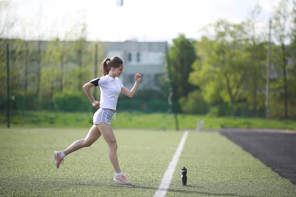 Egzersizleri yapıyor kız ve spor yaşam tarzı