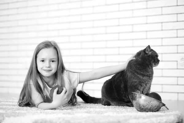 Klein meisje op de vloer zwart en wit — Stockfoto