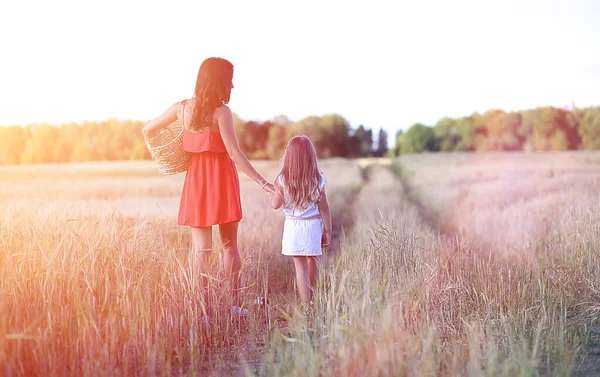 Junges Mädchen in einem Weizenfeld. Sommerlandschaft und ein Mädchen auf einem na — Stockfoto