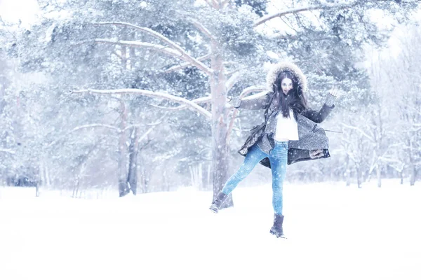 Vacker flicka i en vacker vinter snö — Stockfoto