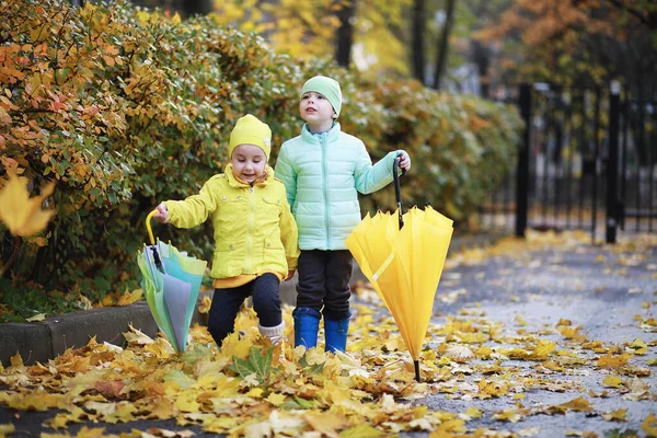 Les enfants marchent dans le parc d'automne — Photo