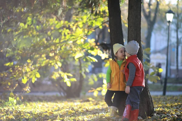 Crianças caminham no parque de outono — Fotografia de Stock