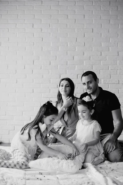 Mladá rodina s dcerami — Stock fotografie