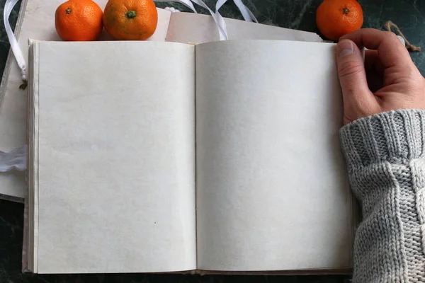 Pages opened vintage book on green marble countertop — Stock Photo, Image